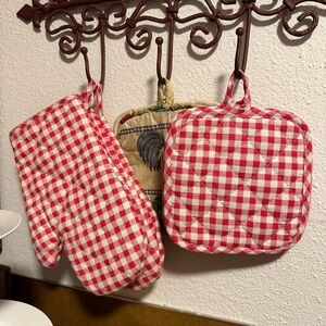 Set of (4): (2)Red Checkered Oven Mitts and (2) Pot Holder/Trivets